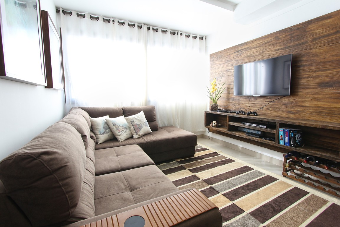 Mały salon z telewizorem na ścianie